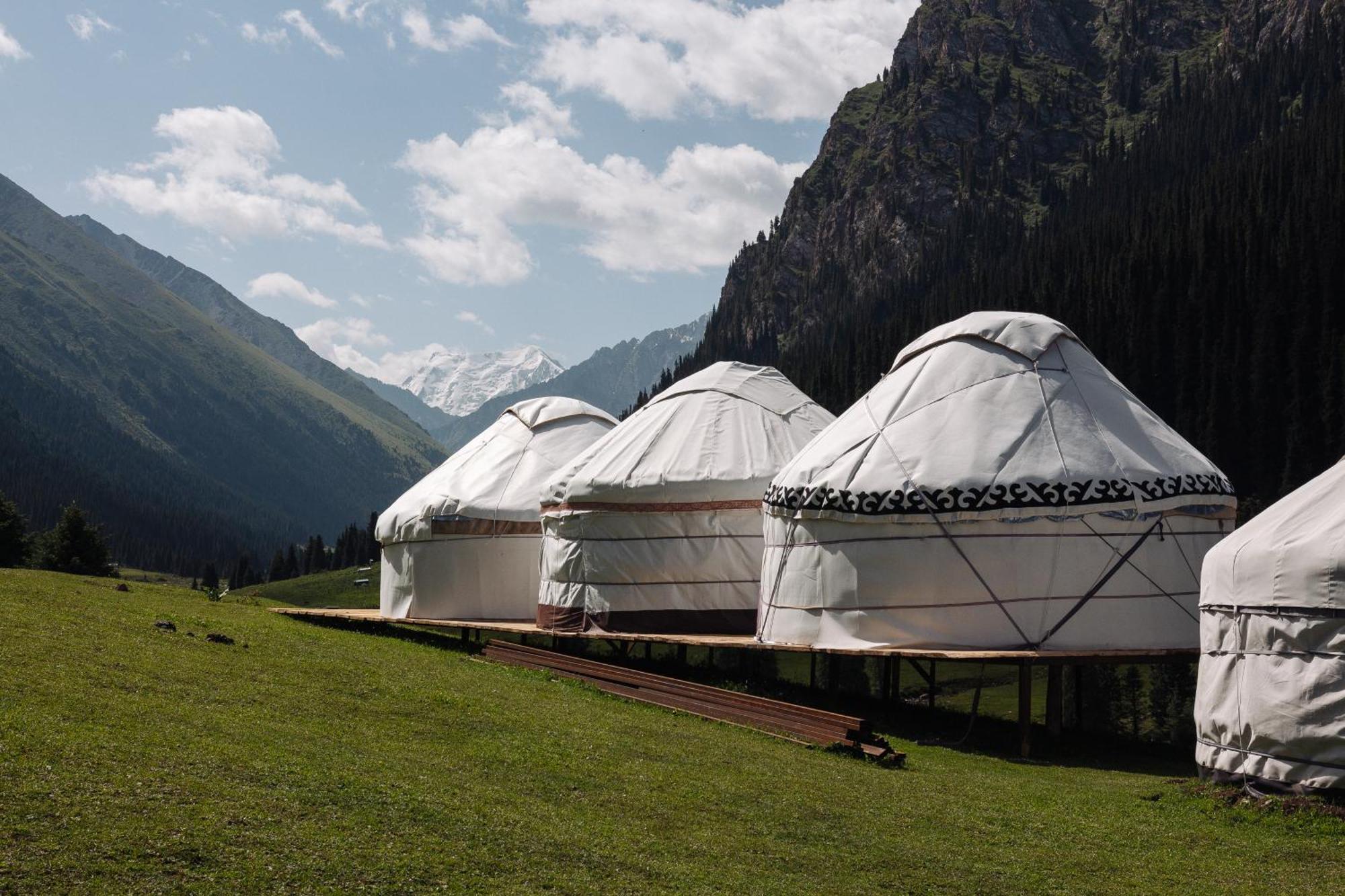 Eco Yurt Camp Arashan Hotell Teploklyuchenka Exteriör bild