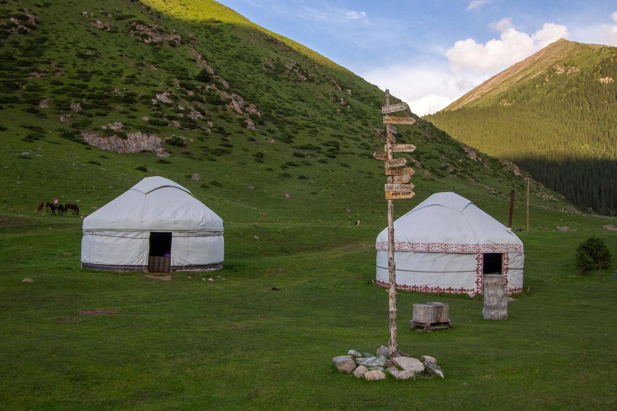 Eco Yurt Camp Arashan Hotell Teploklyuchenka Exteriör bild