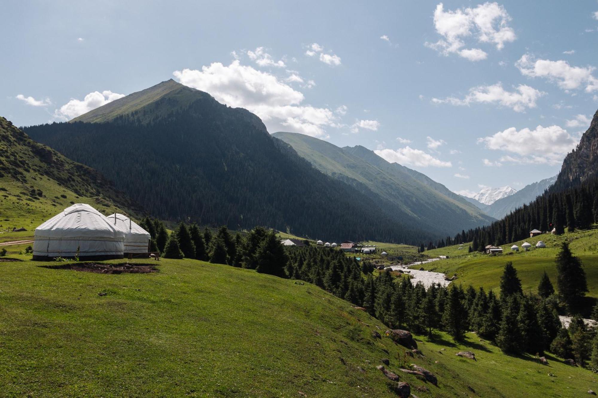 Eco Yurt Camp Arashan Hotell Teploklyuchenka Exteriör bild