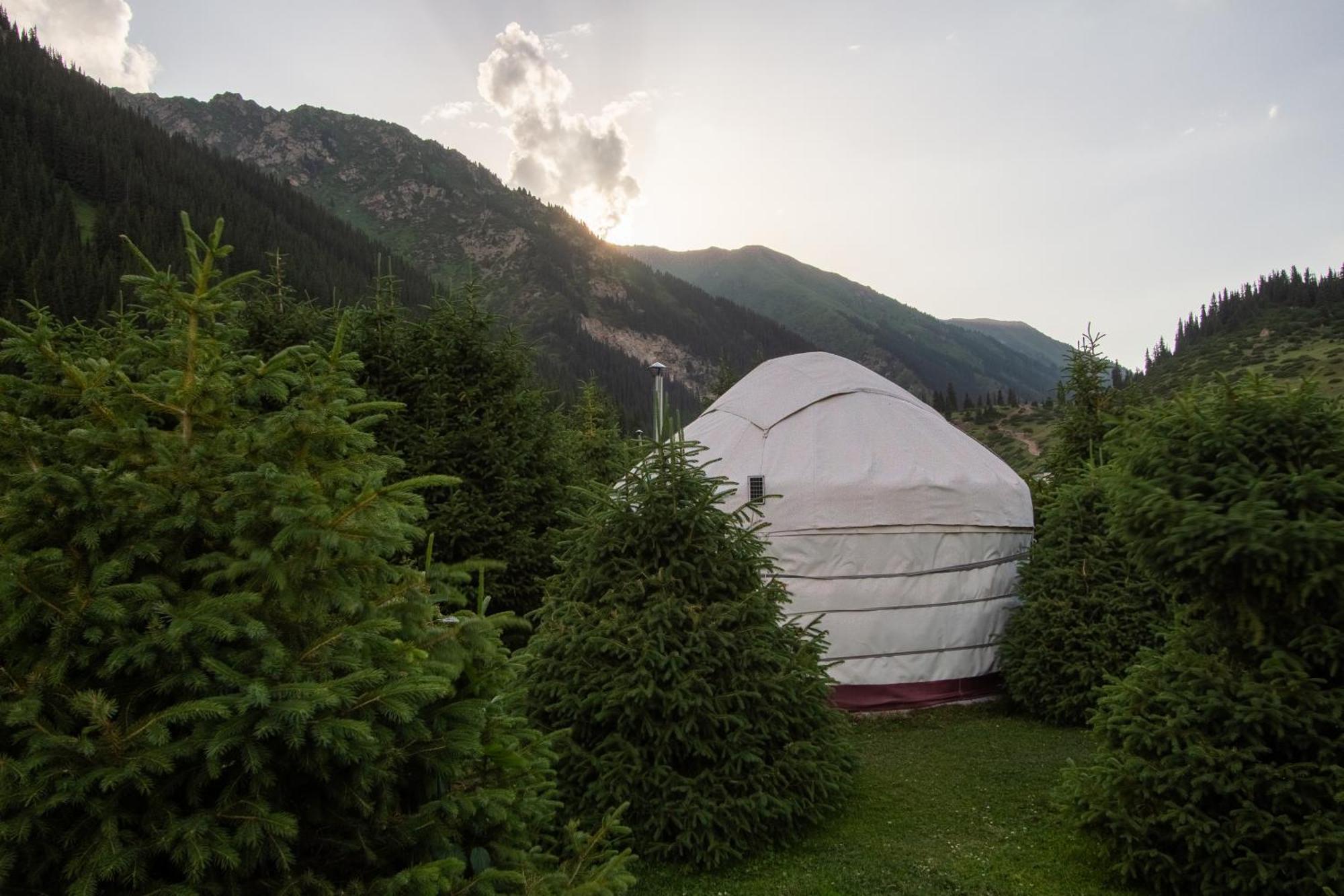 Eco Yurt Camp Arashan Hotell Teploklyuchenka Exteriör bild